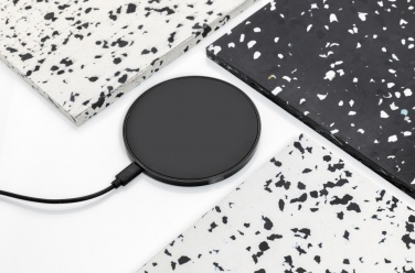 Logotrade werbemittel das Foto: 10W Wireless Charger aus RCS Standard recyceltem Kunststoff