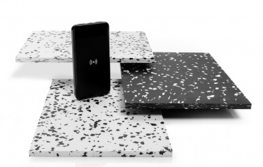 : Wireless Powerbank aus RCS Standard recyceltem Kunststoff