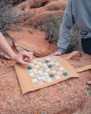 Logotrade Logogeschenke das Foto: Britton faltbares Backgammon und Damespiel Set aus Kork