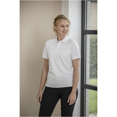 Logotrade biznesa dāvanas foto: Smaragda unisex Aware™ polo ar īsām piedurknēm