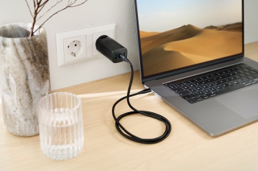 Logotrade biznesa dāvanas foto: Philips 65 W īpaši ātrs PD 3 portu USB sienas lādētājs