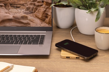 Лого трейд pекламные cувениры фото: Беспроводное зарядное устройство Bamboo 10 Вт с USB-портом