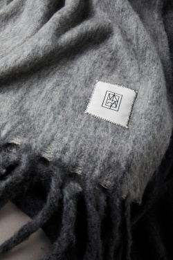 Logotrade profilreklam bild: Vinga Saletto wool blend pläd