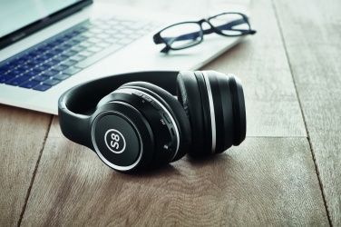 Logotrade presentreklam bild: ANC headphone and pouch